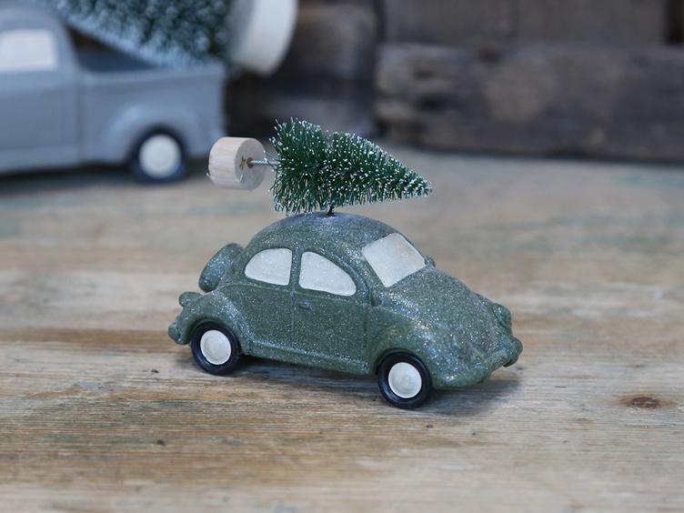 Auto mit Weihnachtsbaum